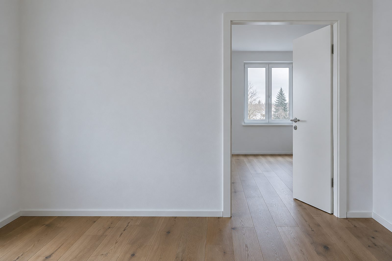 Heller Flur mit Eichendielen, eine weiße Innentür steht offen, dahinter ein Zimmer mit Fenster